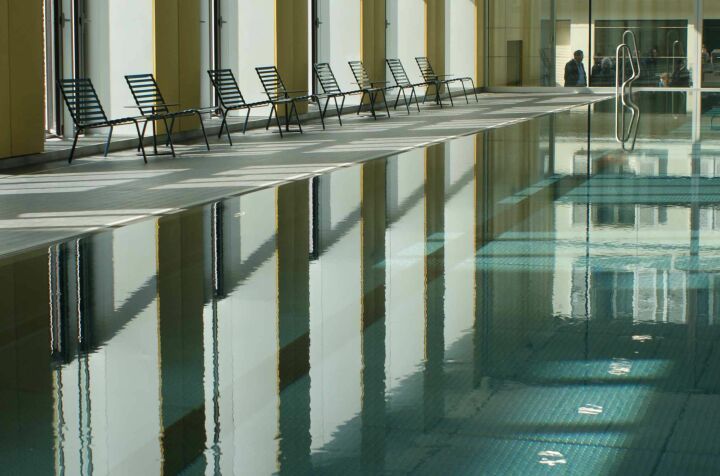 Le grand bassin couvert de la piscine Alfred Nakache à Paris (20e) Le grand bassin couvert de la piscine Alfred Nakache à Paris (20e)