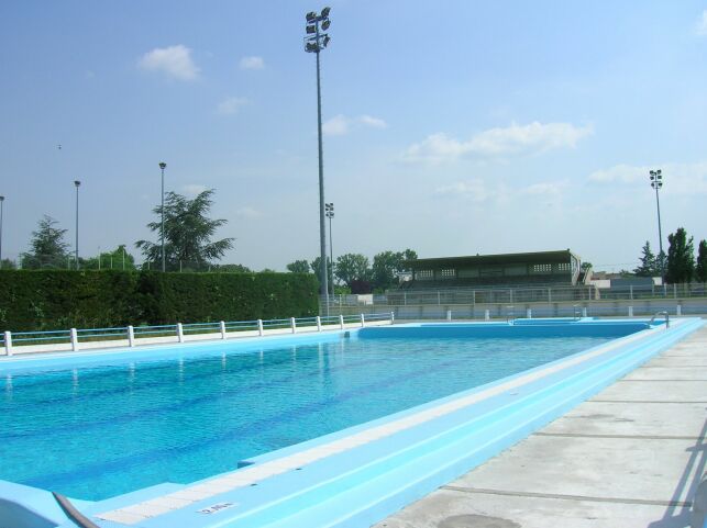 Le grand bassin de la piscine à Grenade.
