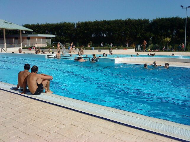 Le grand bassin de natation à la piscine d'été de Montcornet Chaourse
