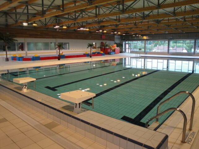Le grand bassin de natation couvert de la piscine à Dompierre sur Besbre