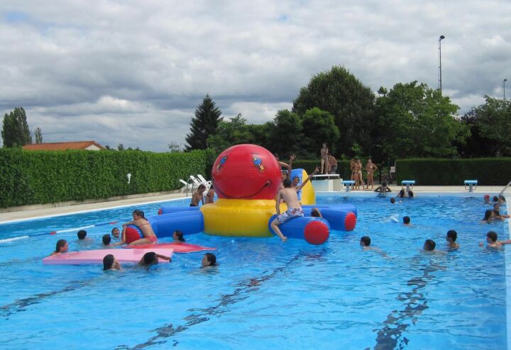 Le grand bassin de natation découvert de la piscine Aquadel à Mauléon. Le grand bassin de natation découvert de la piscine Aquadel à Mauléon.