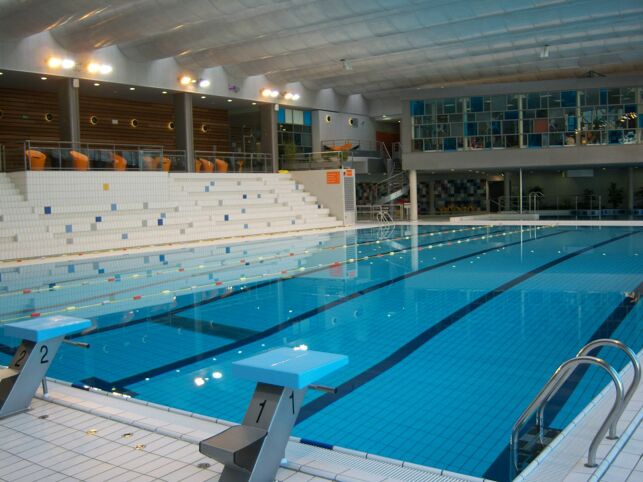 Le grand bassin de natation et les gradins de la piscine Aquapol à Montrouge