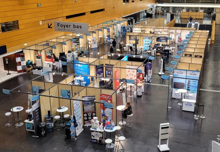 Le hall de la Cité des Congrès de Nantes, aménagé pour l'occasion en espace d'exposition&nbsp;&nbsp;