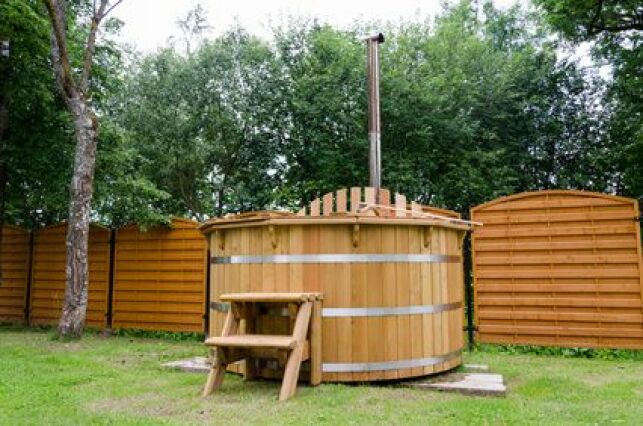 Le hot tub en bois est une installation qui permet de se détendre dans l'eau chaude dans votre jardin.