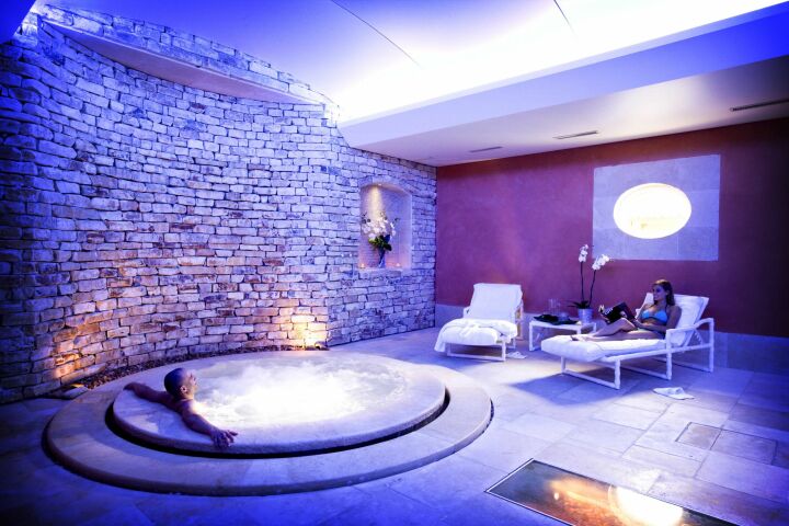 Le jacuzzi du spa de l'Auberge de Cassagne à Le Pontet Le jacuzzi du spa de l'Auberge de Cassagne à Le Pontet