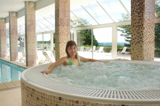 Le jacuzzi du spa "Les Dryades" à Pouligny-Notre-Dame