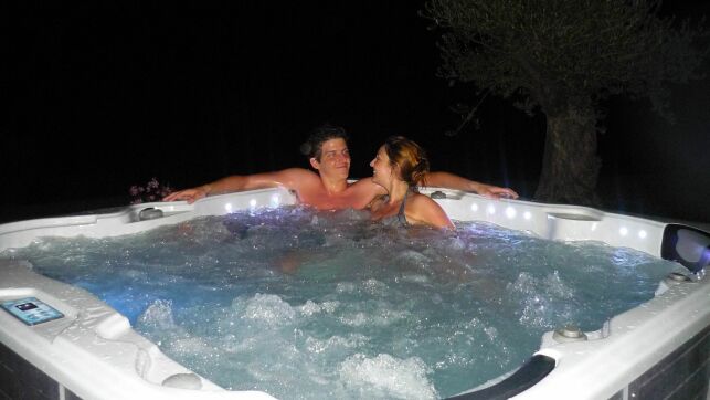 Le jacuzzi du spa "Relais de l'Alsou" à Labastide en Val