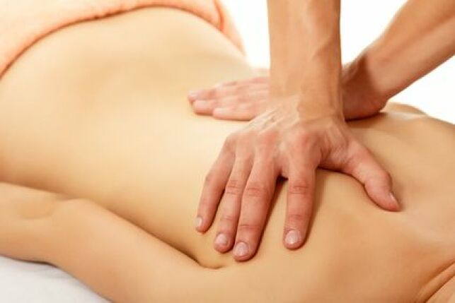 Le modelage est réalisé par une esthéticienne, tandis que le massage est pratiqué par un kinésithérapeute.