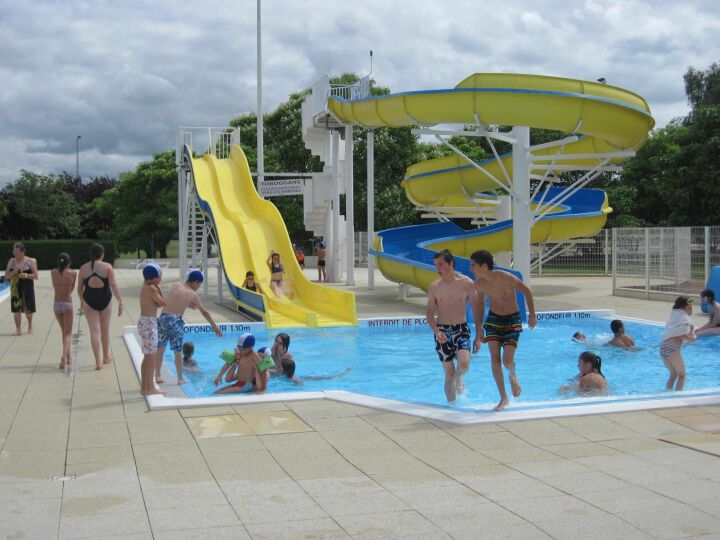 Le petit bassin et les toboggans de la piscine Aquadel à Mauléon. Le petit bassin et les toboggans de la piscine Aquadel à Mauléon.