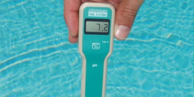 Le pH-mètre pour analyser l’eau de la piscine 