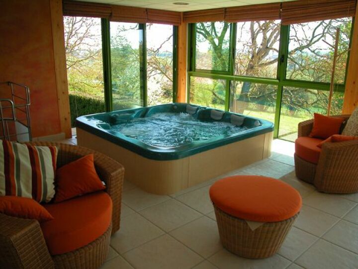 Le prix d'un jacuzzi d'intérieur dépend de son modèle. Le prix d'un jacuzzi d'intérieur dépend de son modèle.