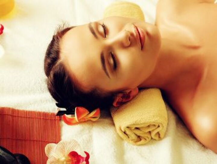Le sauna japonais, ou Iyashi Dôme diffuse une chaleur très sèche qui aide le corps à se relaxer. Le sauna japonais, ou Iyashi Dôme diffuse une chaleur très sèche qui aide le corps à se relaxer.