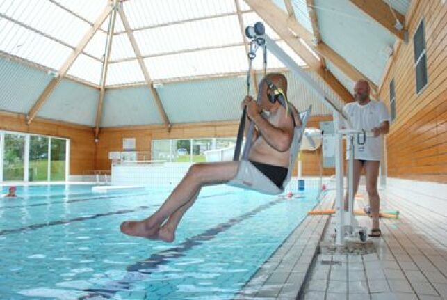 La piscine olympique est équipée d'un siège de mise à l'eau pour les personnes handicapées.