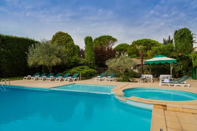 Le spa de l'Auberge de Cassagne à Le Pontet dispose d'une piscine extérieure à quelques minutes d'Avignon.