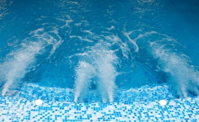 Le spa de nage permet de pratiquer plusieurs activités sportives dont la nage à contre-courant. 