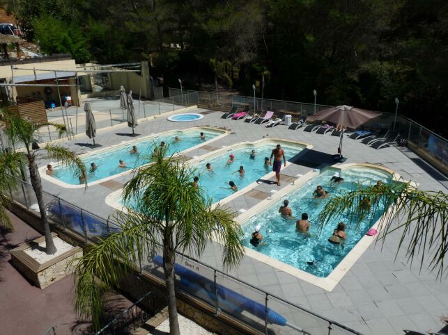 Le Sporting Club est équipé de 3 piscines plein air