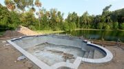 Terrain piscine : situation, préparation et implantation du bassin dans le jardin