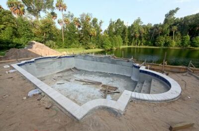 Terrain piscine : situation, préparation et implantation du bassin dans le jardin