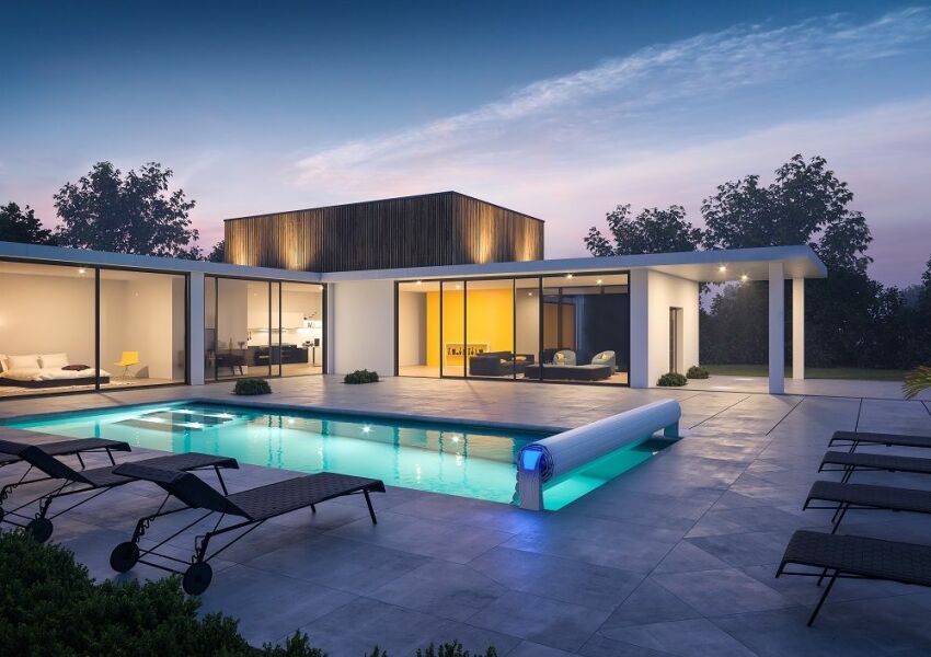 Le volet de piscine Abriblue éclairé de nuit.&nbsp;&nbsp;