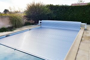 Le volet de piscine en lames polycarbonate : une couverture ultra-résistante