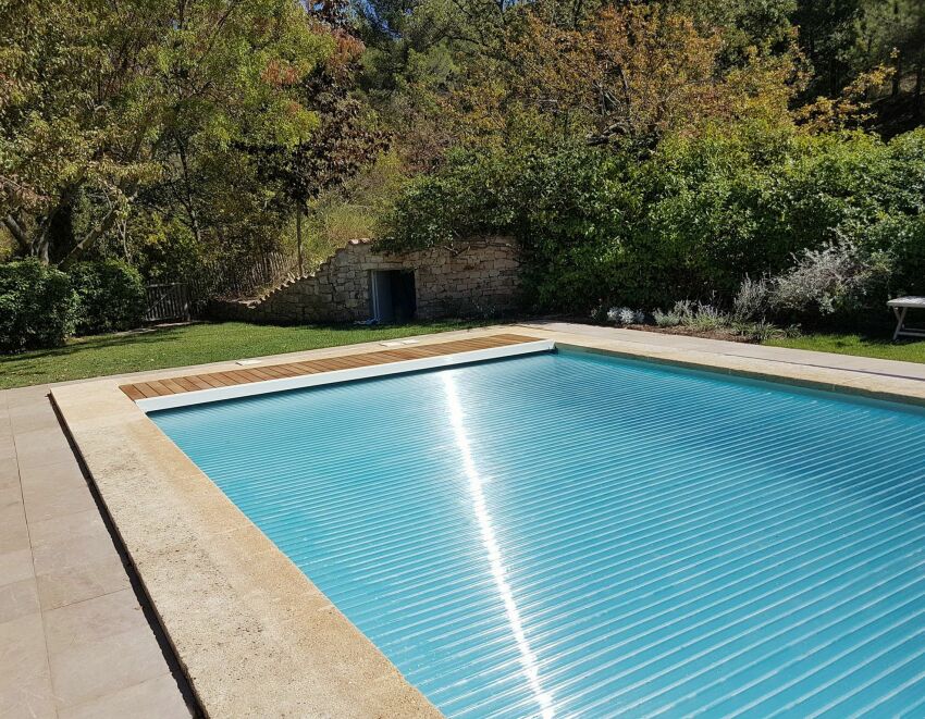 Le volet de piscine en lames polycarbonate : une couverture ultra-résistante&nbsp;&nbsp;