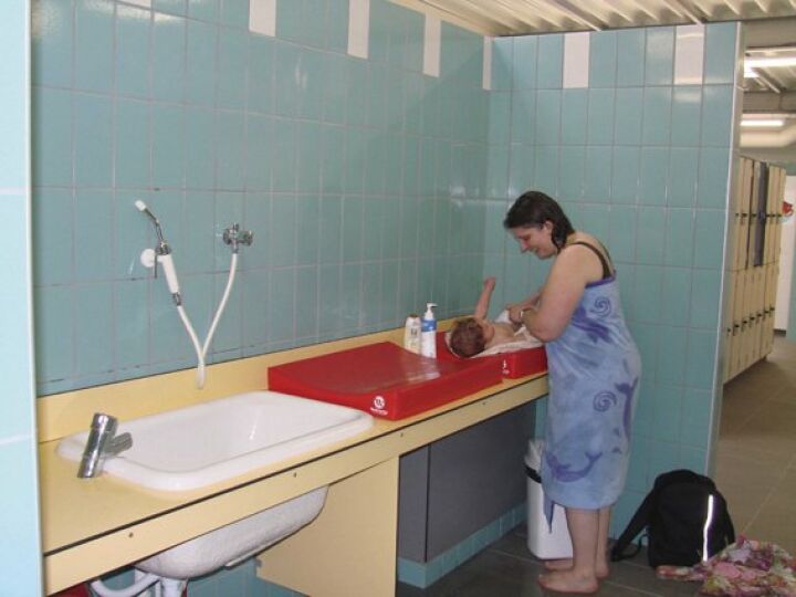 Le coin change bébé de la piscine Le coin change bébé de la piscine