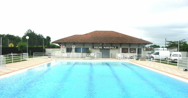 Le grand bassin de la piscine de Nègrepelisse