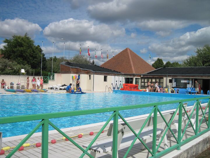 Le grand bassin de natation de la piscine de Valençay. Le grand bassin de natation de la piscine de Valençay.