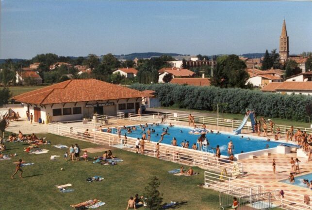 Le grand bassin entouré du solarium à Nègrepelisse