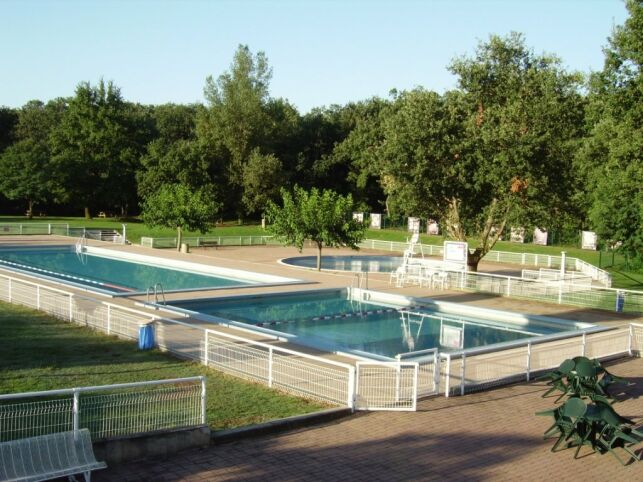 Le solarium permet de se détendre au bord des bassins à la piscine de Montaigut sur Save