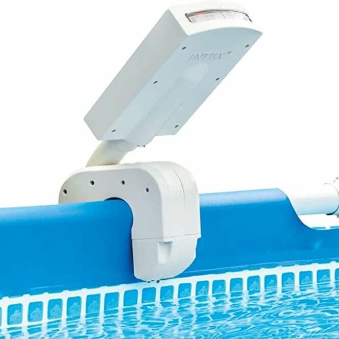 La fontaine à LED d'Intex est facile à installer pour embellir votre piscine rapidement © INTEX