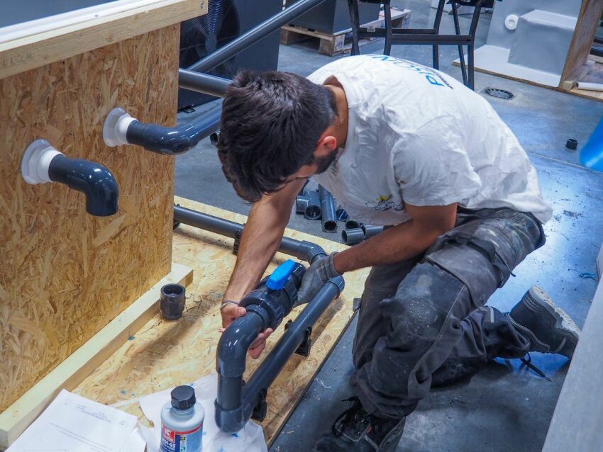 Les apprentis au travail lors du concours régional et départemental du Meilleur Apprenti de France des Métiers de la Piscine 2023&nbsp;&nbsp;