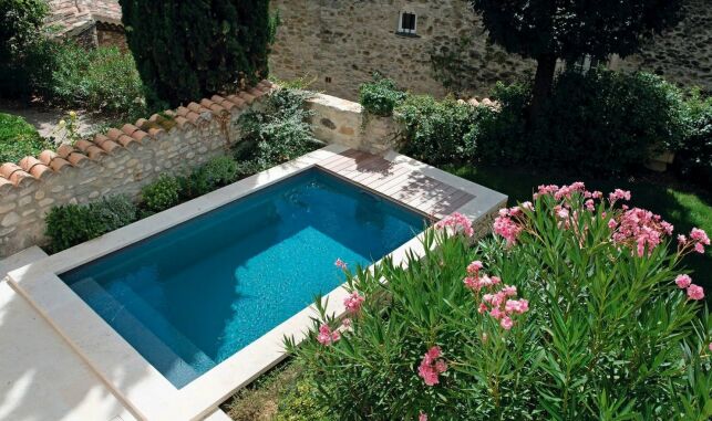 Les avantages d’une petite piscine enterrée à une piscine traditionnelle