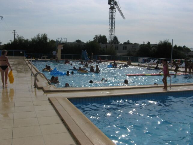 Les deux bassins de la piscine de la Roche-Chalais Les deux bassins de la piscine de la Roche-Chalais