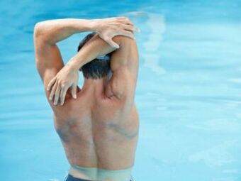 Les différentes parties du corps à échauffer avant de nager