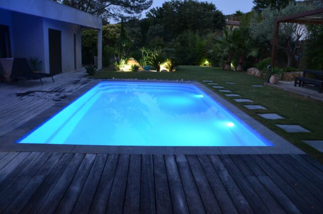 Un éclairage LED permet de profiter du spectacle offert par sa piscine le soir venu