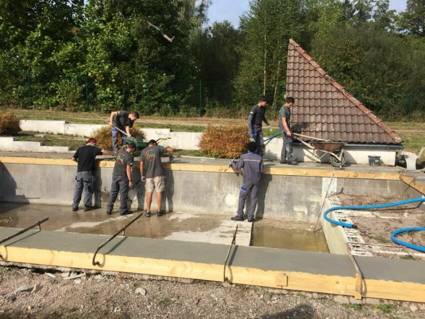 Les étudiants du CFA de Bains-les-Bains apprennent à construire une piscine&nbsp;&nbsp;