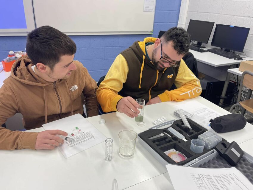 Les étudiants ont pu s'exercer à l'analyse et au traitement de l'eau au travers d'ateliers pratiques.&nbsp;&nbsp;