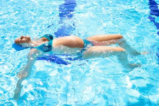 Les exercices à éviter et à privilégier en natation pendant la grossesse
