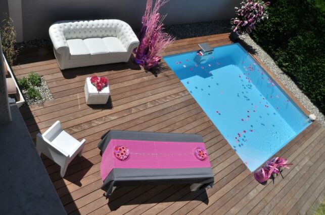 Les mini piscines en bois peuvent s'installer sur un bout de terrasse.