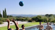 Les multiples usages de la piscine &agrave; fond mobile