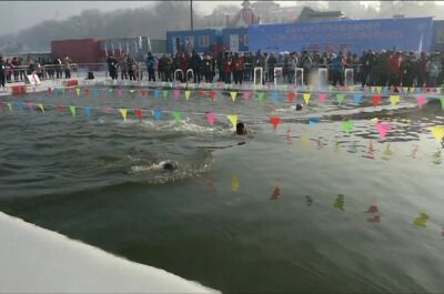 VIDEO - Une compétition de natation chinoise dans une eau à 1° ! 
