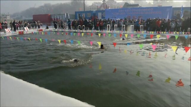 Les nageurs chinois s'élancent dans un bassin avec une eau à 1°.