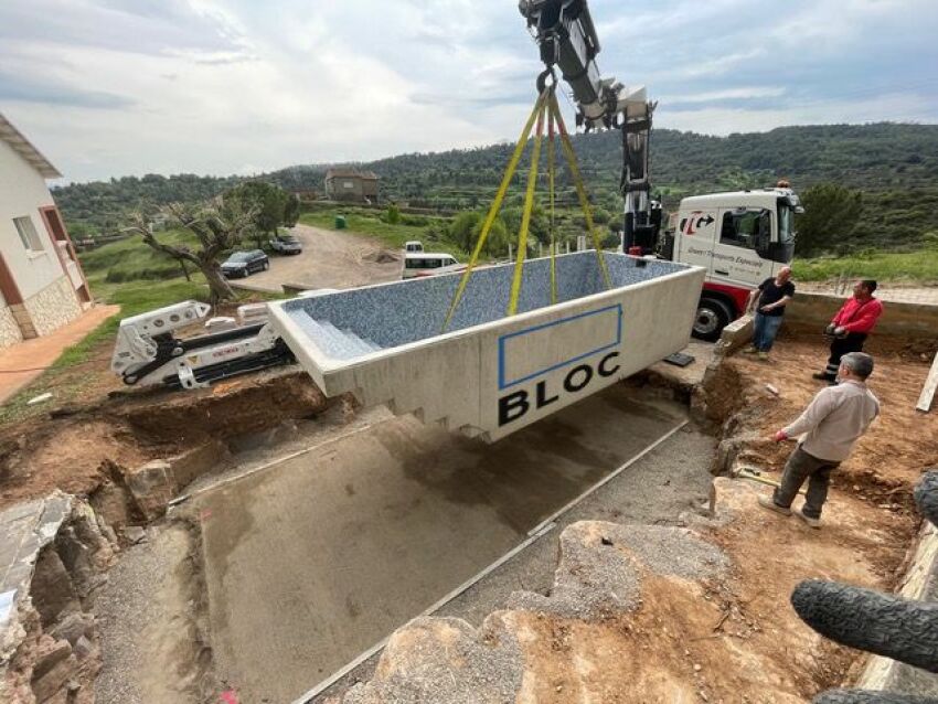 Les piscines sont fabriquées en usine, acheminées directement chez le client et installée grâce à une grue. 