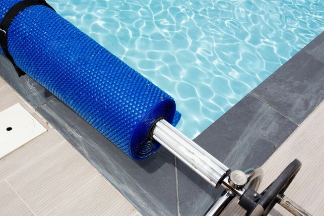 Les solutions écologiques pour chauffer l’eau d’une piscine : pompe à chaleur, échangeur de chaleur, bâche solaire, ... 