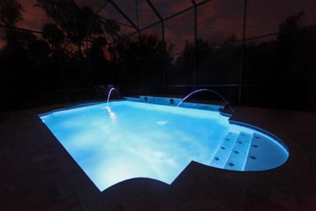 Les spots peuvent aussi éclairer une piscine hors-sol.