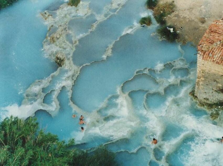 Les thermes Saturnia vues d'en haut : des bassins naturels d'eau thermale en plein air&nbsp;&nbsp;
