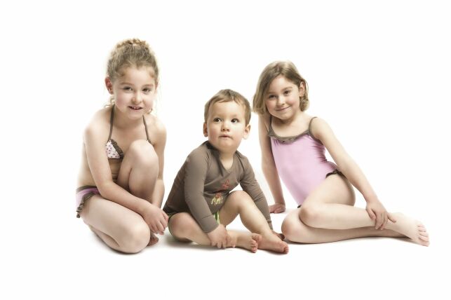 Les Ultraviolettes proposent des maillots de bain anti-UV pour enfant, femme et femme enceinte.
