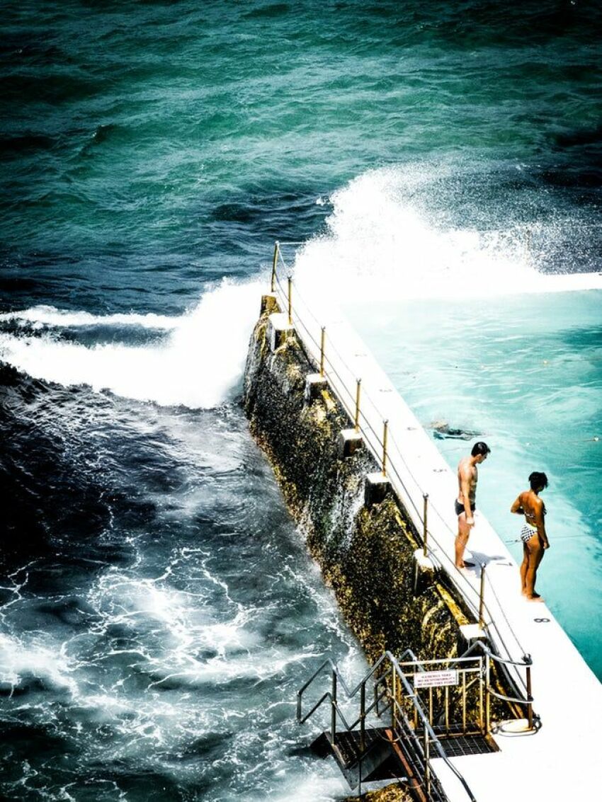 Les vagues s'écrasent dans la piscine&nbsp;&nbsp;