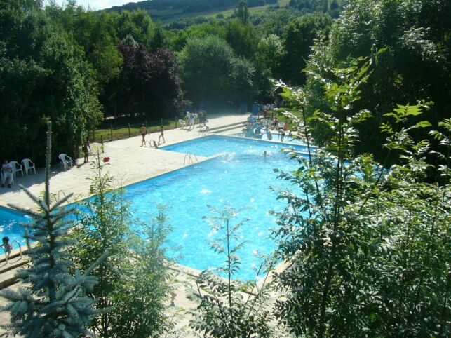 Les bassins de la piscine du Parc de l'Auxois à Arnay sous Vitteaux sont entourés de verdure.